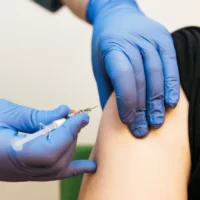 Succé för lördagsöppet på vårdcentralen – drop-in vaccination lockade över 10 000