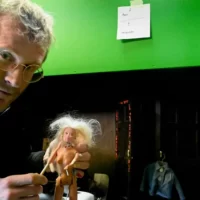 Jackie Collins debutroman blir barnförbjuden dockteater!