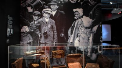 Succéutställningen om Auschwitz förlänger sin vistelse i Malmö med fyra månader