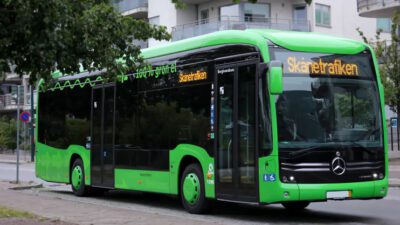 Regeringen halverar priset på månadskort i kollektivtrafiken