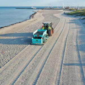Badstränderna på Falsterbonäset är nu rensade från tång och klara för badsäsongen