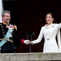 Gratulationer från oss på andra sidan sundet till er nya kung