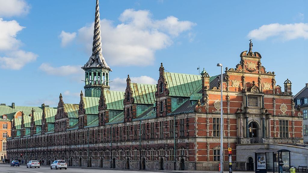 Börsen i Köpenhamn en historisk byggnad som måste åter­uppbyggas