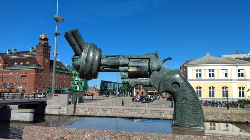 The Knotted Gun