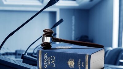 Regeringen föreslår skärpt tjänstemannaansvar och nytt brott