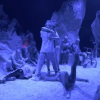 Lilith på Kristianstads konsthall skapar en omslutande värld av motstånd och imma