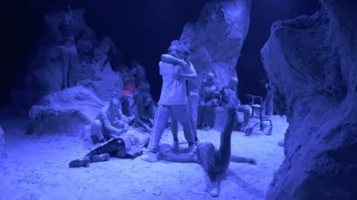 Lilith på Kristianstads konsthall skapar en omslutande värld av motstånd och imma