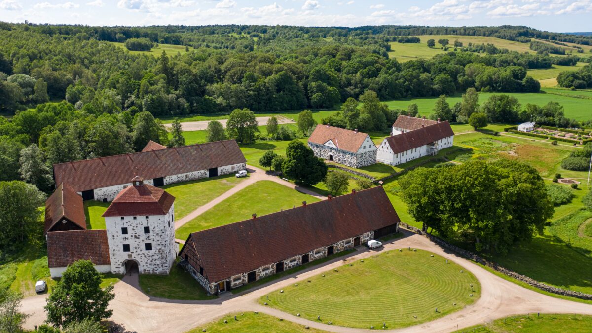 Hovdala slott utanför Hässleholm med historiska byggnader och grönska