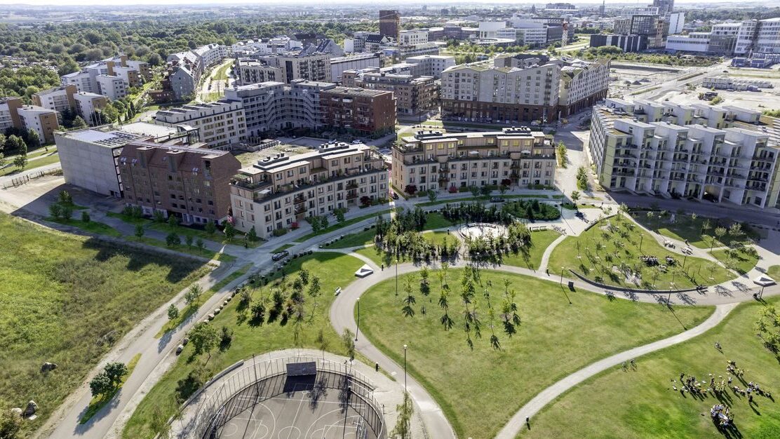 Illustration av Parkutsikten i Brunnshög Lund med svängd trästomme ritad av FOJAB för Alfa Development