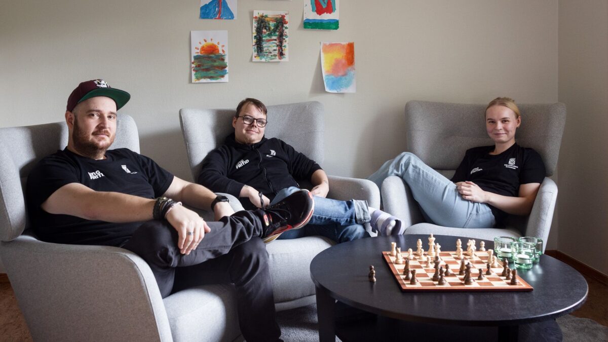 Ungdomscoacherna Kristoffer Svensson, Christoffer Karlsson och Josefin Lindqvist på Ung fritids nya mötesplats i Tyringe
